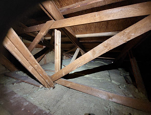 Zateplení stropu rodinného domu se sedlovou střechou